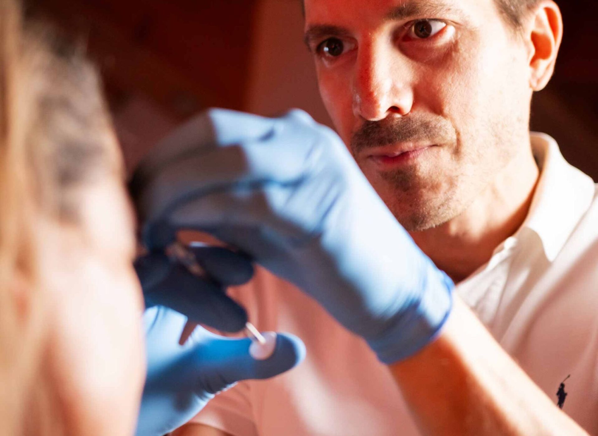 Dr. med. Daniel Kistermann Anti-Falten-Behandlung mit Botulinumtoxin - Daniel in Aktion